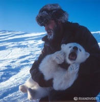 Разное - Егерь Евгений Плечев спас белого медвежонка.