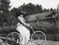 Разное - Дама на трехколесном велосипеде