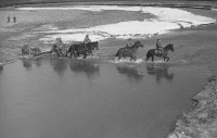 Разное - Советские артиллеристы переправляются через  реку  вброд