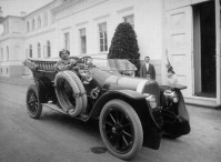 Ретро автомобили - Г.А. фон Транзе за рулём автомобиля «Опель» во время пробега на Приз Виктории Федоровны 1914 года.