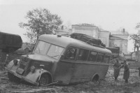 Ретро автомобили - Увязший в грязи на улице немецкий автобус