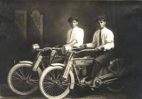 Ретро автомобили - Уильям Харли и Артур Дэвидсон — учредители мотоциклов Harley Davidson, 1914.