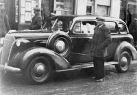 Ретро автомобили - Луцький урядовець Станіслав Дзерановскі біля службового авто.