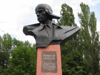 Луганск - Памятник Н.Гастелло у военного лицея