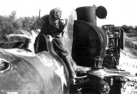 Луганск - Итальянский солдат осматривает советский истребитель И-16. Ворошиловград. 1942 г.
