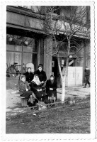 Луганск - Жительницы дома инженерно-технических  работников  завода им.Ленина фотографируются возле своего знаменитого дома 1950-е годы.