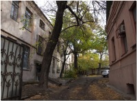 Луганск - Старый дворик по проспекту Пархоменко