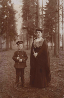 Россия - Анна Фёдоровна Беклешова (ур. Отсолиг) с сыном Юрой.