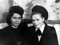 Россия - 1957г. Две сестры в модных беретах.