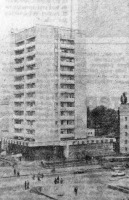 Житомир - Сучасному житомирянину важко уявити ,  що цей висотний будинок стоіть на колишній міської межи-адже він знаходиться на центральній площі міста-площі імені Леніна.