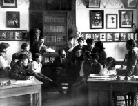 Житомир - Студенти єврейської педагогічної школи  на заняттях літературного гуртка.