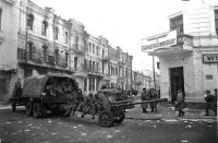 Житомир - Советские моторизованные артиллерийские части  проходят с ул.Горсовета(Михайловской) на ул.Карла Маркса(Б.Бердичевская)