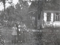 Житомир - Святослав Рихтер (слева) во дворе дома деда П.П.Москалева Украина,  Житомирская область,  Житомир