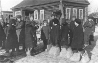 Гагарин - 1943 г. Дети освобожденного Гжатска (ныне — город Гагарин) показывают немецкие валенки...