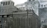 Москва - На трибуне первого мавзолея Ленина.