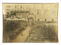 Москва - Фото коронационной процессии, идущей вдоль Грановитой палаты, после церемонии коронования в Успенском соборе 14 мая 1896 г.