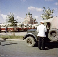 Москва - Лето 1957-го: на Церковной горке автобусы ждут участников фестиваля