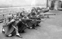 Москва - Женщины во время обучения стрельбе из винтовки
