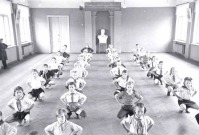 Москва - Урок физкультуры в 4–м классе 626 московской школы