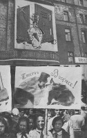 Москва - Пионеры с плакатами на антирелигиозной демонстрации