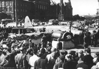 Москва - Жители столицы на площади Свердлова рассматривают сбитый немецкий самолёт 1941, Россия, Москва,