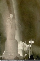 Москва - ВСХВ. Монумент Сталина вечером.