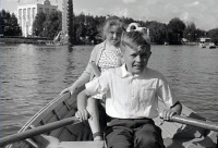Москва - Москва. ВДНХ. Катание на лодке по Третьему Каменскому пруду. На заднем плане фонтан 