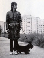 Москва - Виктор Цой со своим псом Билом во время прогулки.