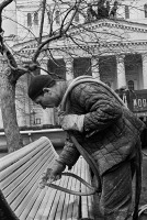 Москва - Покраска скамеек в сквере у Большого театра1960-е годы