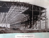 Болохово - Строительство Болоховского машзавода в 1955   году. На каркасе будущего цеха  делают перекрытие