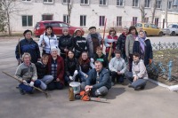 Болохово - Коллектив школы №2 после субботника во дворе школы - 2015 год