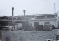 Болохово - Болоховский экспериментальный завод до реконструкции 1978 года.   Около здания  старого цеха тоже склады продукции