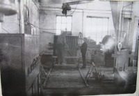 Болохово - Болоховский экспериментальный завод до реконструкции 1978 года.  В старом цехе проводят гидроиспытание батареи.