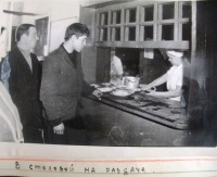 Болохово - Сельское училище г. Болохово. 1954 год.    В столовой училища на раздаче.