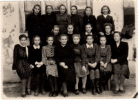 Болохово - Мой любимый город Болохово. Здесь я живу 70 лет. Ефросиния Андреевна Волощенко с ученицами 10 класса средней школы в 1965 году.