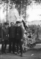 Болохово - Мой любимый город Болохово. Здесь я живу 70 лет.  На братской могиле. На память ...., Лев Купрашевич, Юрий Новиков,  1961 год.