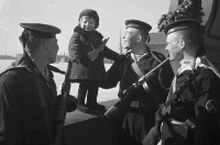Санкт-Петербург - Моряки Балтийского флота с маленькой девочкой Люсей, родители которой умерли в блокаду.