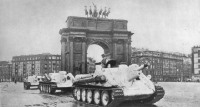 Санкт-Петербург - Нарвские ворота.Советские САУ СУ-122 идут по Ленинграду на фронт, возвращаясь из ремонта.