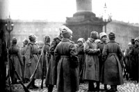 Санкт-Петербург - Доброволицы на площади перед Зимним дворцом.