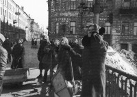 Санкт-Петербург - Женщины, занятые уборкой ленинградских улиц, наблюдают за воздушным боем над городом