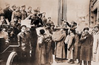Санкт-Петербург - Во время Февральской революции 1917 года, когда на улицах царил хаос, сберегательные кассы продолжали работать