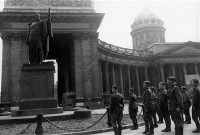 Санкт-Петербург - Минута молчания у памятника М.И.Кутузову перед уходом на фронт .