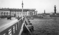 Санкт-Петербург - Вид на стрелку Васильевского острова и Дворцовый плашкоутный мост.