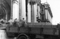 Санкт-Петербург - Солдаты разгружают ящики с экспонатами Государственного Эрмитажа, возвращенными из эвакуации в г.Свердловск
