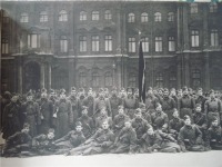 Санкт-Петербург - Группа курсантов 1-х Советских артиллерийских курсов после парада на Дворцовой площади.