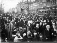 Санкт-Петербург - Колонна женщин на Невском проспекте в марте 1917г.