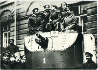Санкт-Петербург - Тяжёлый броневик Илья Муромец прибыл в Смольный, 1917