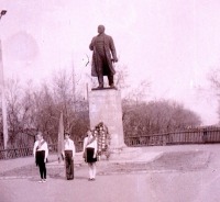 Касли - Почетный караул у памятника В.И.Ленину