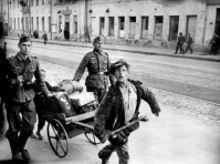 Орёл - Русские дети на самодельных тачках везут багаж немецких солдат-отпускников на вокзал