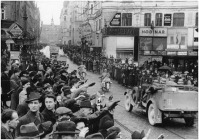 Чехия - Жители г. Брно встречают германские войска. Март 1939 г.